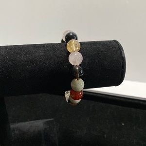 Vintage elasticated bracelet. B4